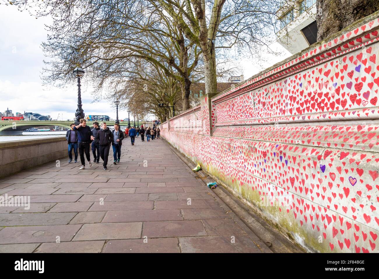 11. April 2021, London, Großbritannien - die Nationale COVID-Gedenkmauer entlang des Südufers ist voller Herzen, um an diejenigen zu erinnern, die während der Coronavirus-Pandemie sterben Stockfoto