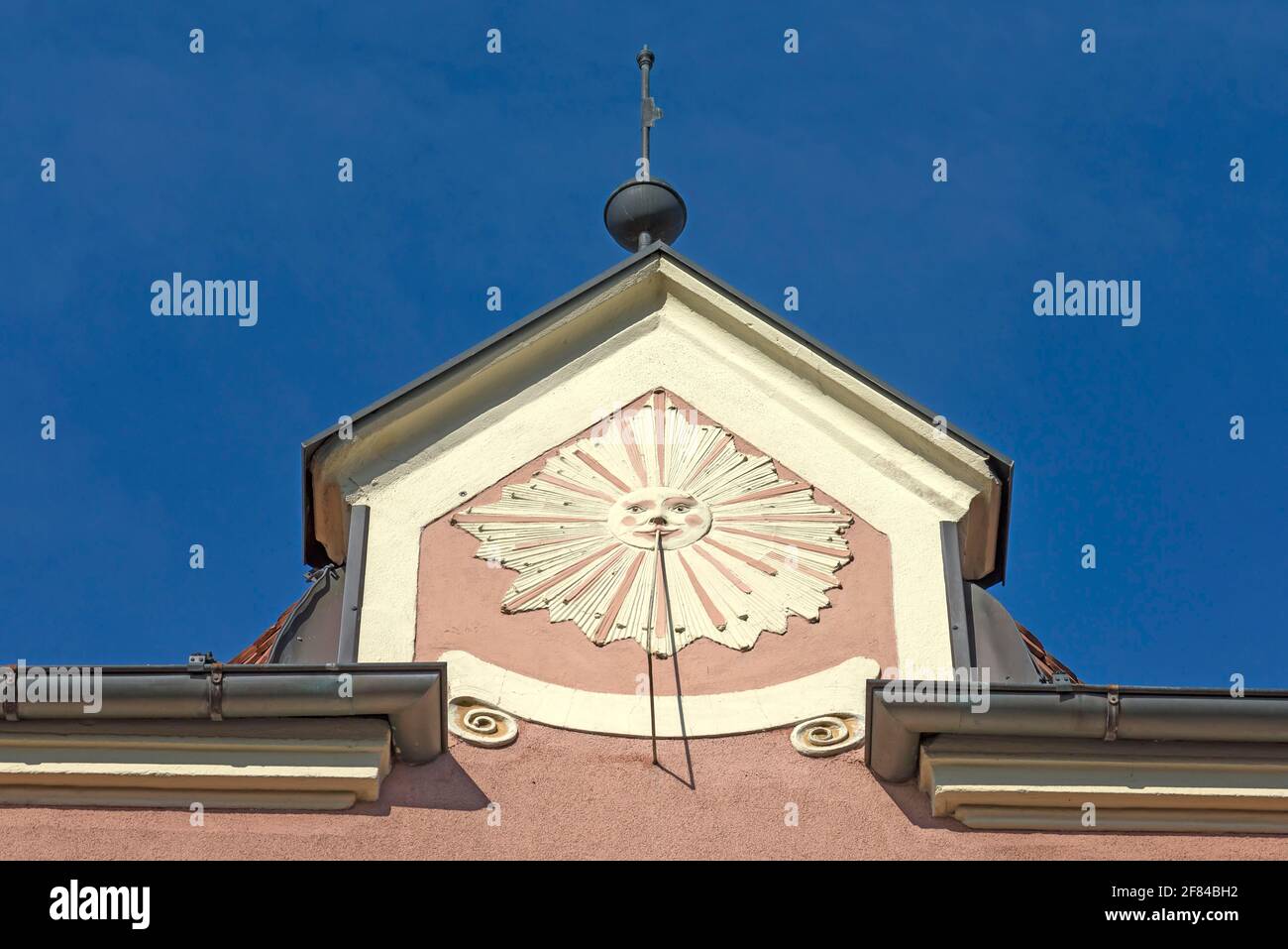 Sonnenuhr um 1900 auf einem Jugendstilhaus, Baiersdorf, Mittelfranken, Bayern, Deutschland Stockfoto