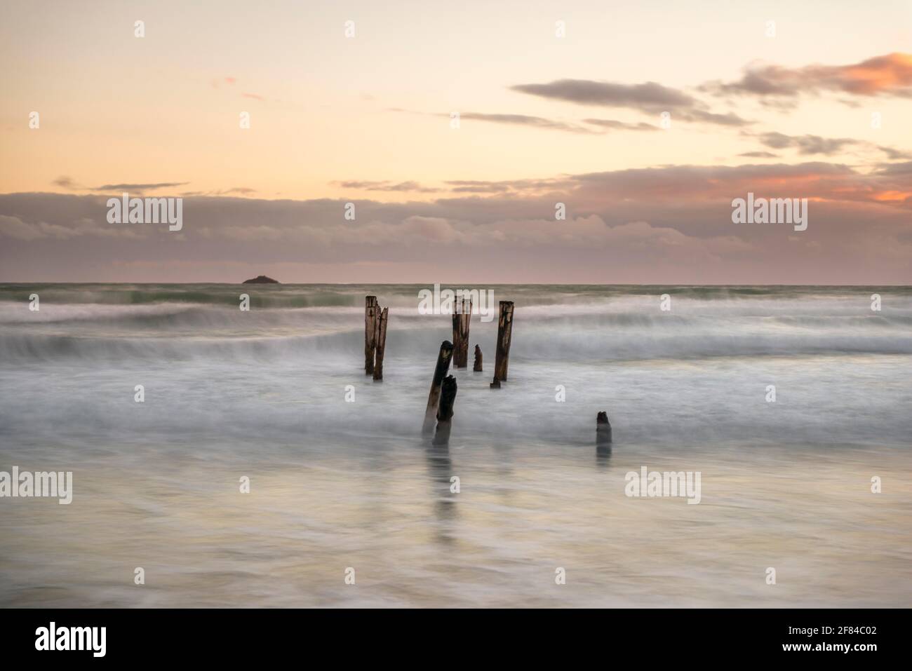 Alte kaputte Anlegestelle, Post im Wasser am Strand, Abendstimmung, St. Clair, Dunedin, Südinsel, Neuseeland Stockfoto