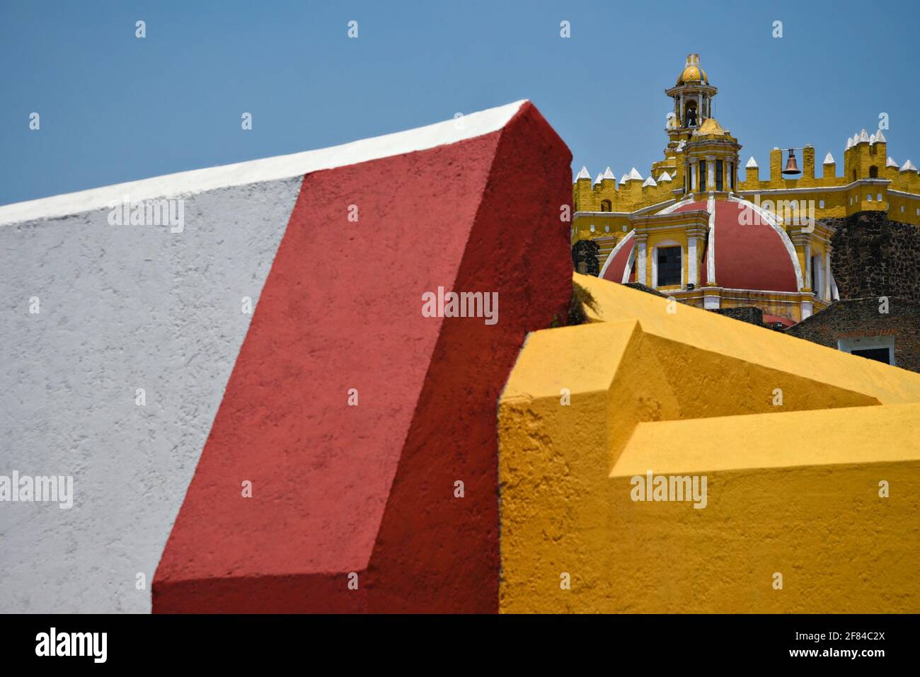 Außenansicht des Capilla Real Teils des spanischen Kolonialklosters San Gabriel in San Pedro Cholula, Puebla Mexiko. Stockfoto