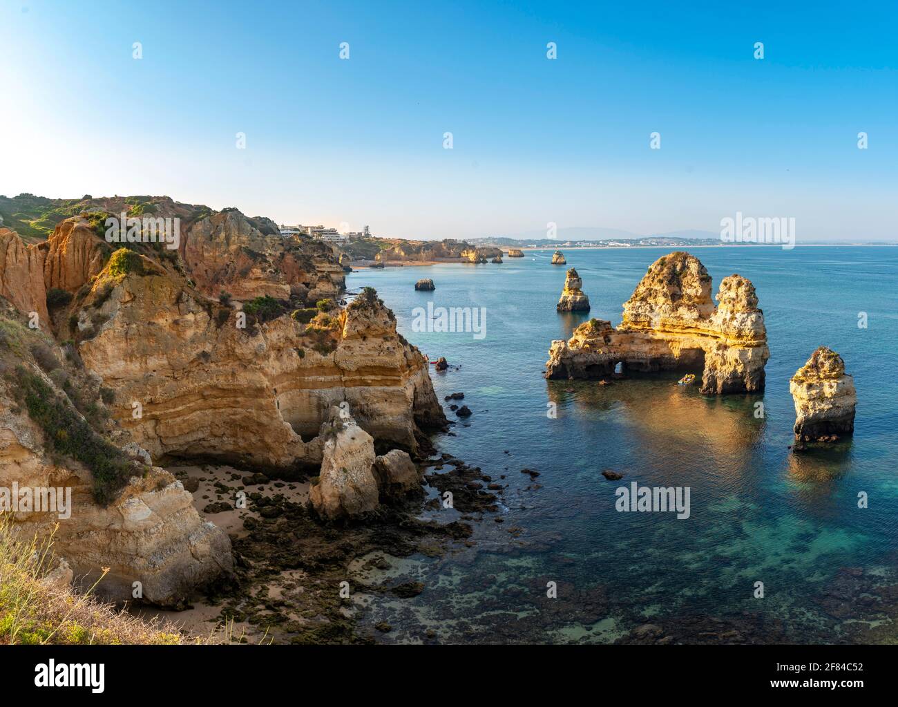 Zerklüftete Felsküste mit Sandsteinfelsen, Felsformationen im Meer, Ponta da Piedade, Algarve, Lagos, Portugal Stockfoto
