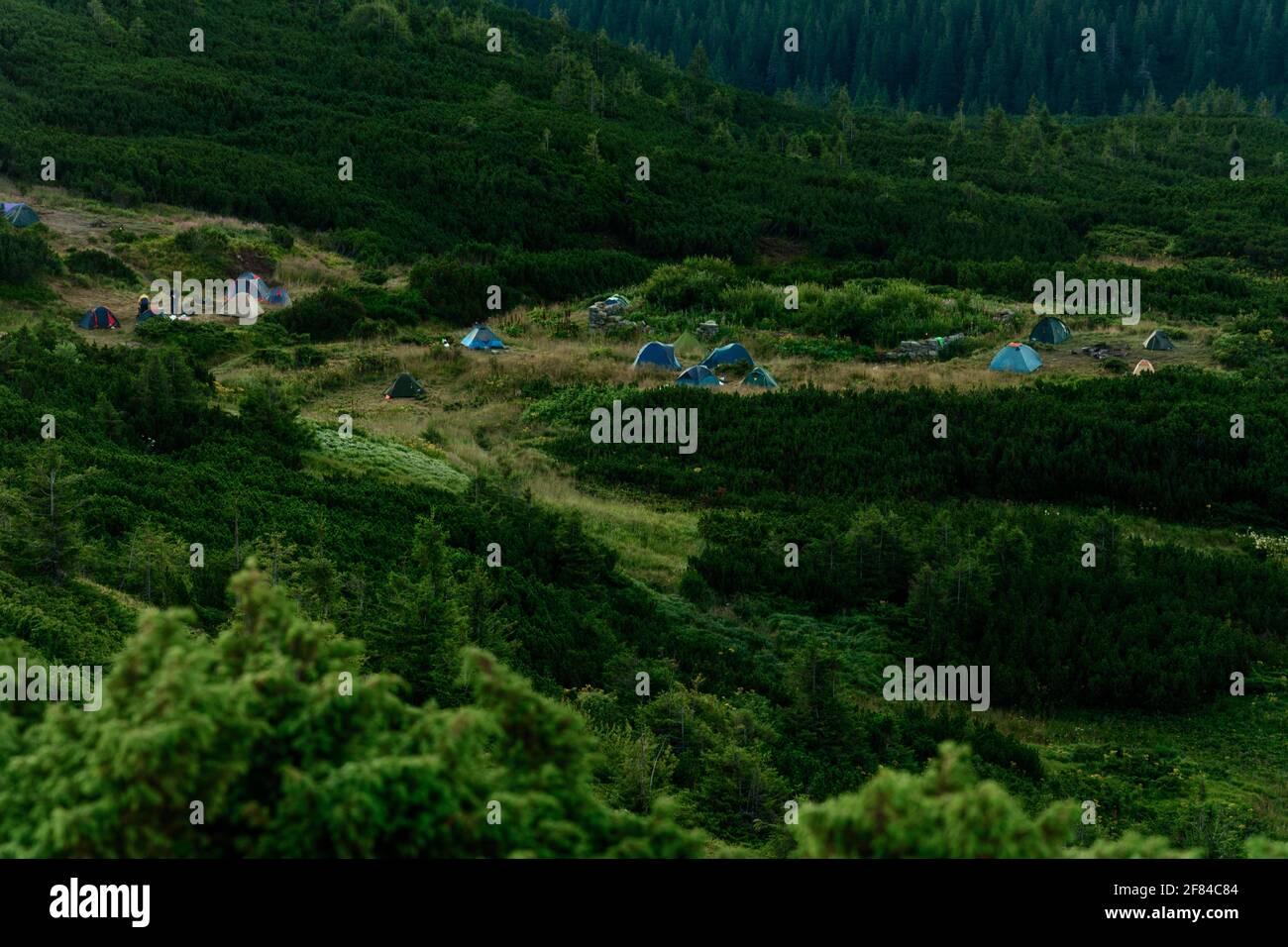 Sonnenaufgang in den Karpaten, auf dem Berg kann man am Horizont Zeltlager, Zelte in den Bergen, Camping in den Karpaten sehen.2020 Stockfoto