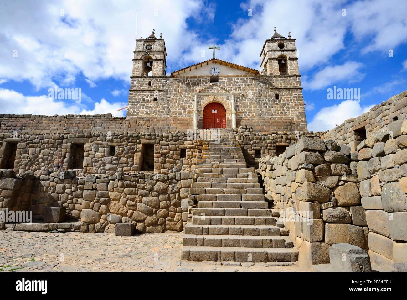 Inka-Sonnentempel mit angeschlossener Kathedrale aus der Kolonialzeit, Vilcashuaman, Region Ayacucho, Peru Stockfoto