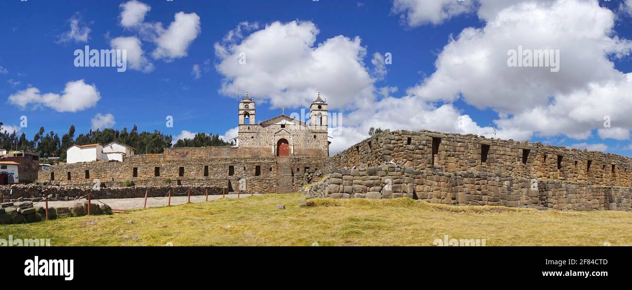 Inka-Sonnentempel mit kolonialer Kirche oben, Vilcashuaman, Region Ayacucho, Peru Stockfoto