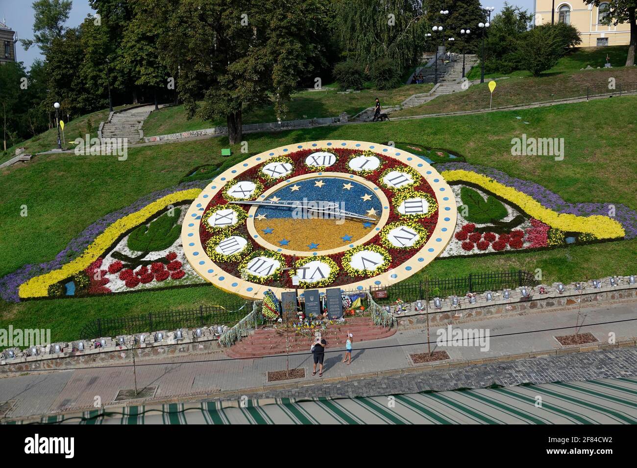 Blumenuhr und Denkmal für die Todesopfer der Revolution der würde, auch Euromaydan Yevromaydan, Kiew, Ukraine genannt Stockfoto