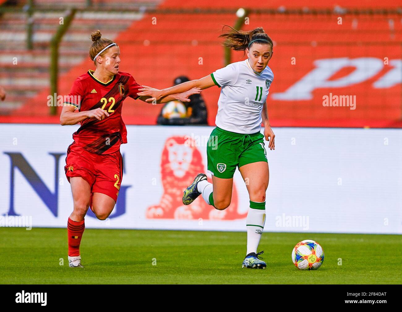 Die Belgierin Laura Deloose und die Irin Katie McCabe kämpfen um die Ball während eines Freundschaftsspiels der Frauen zwischen der belgischen Nationalmannschaft Team The Red Flames Stockfoto