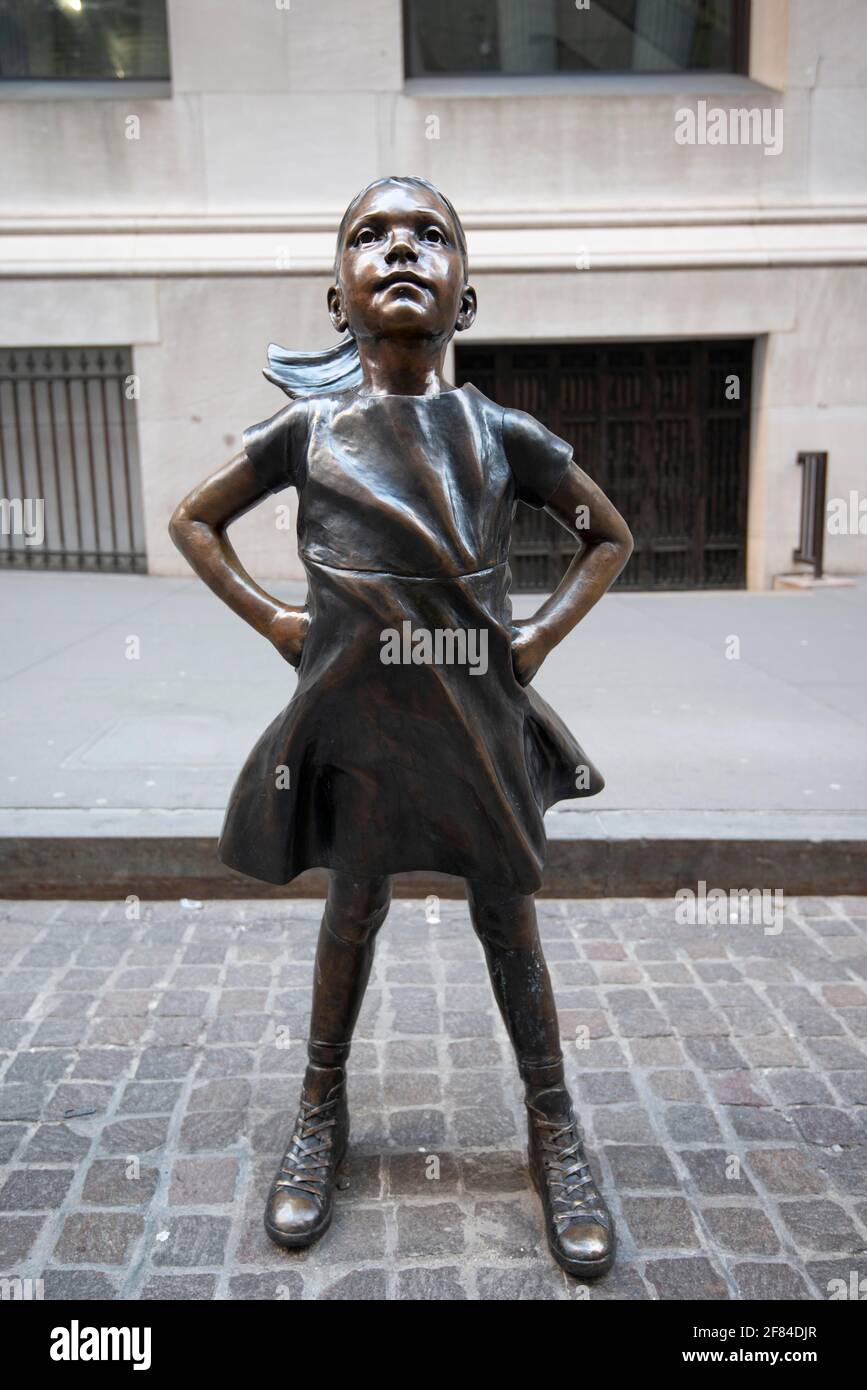 Bronze-Statue Fearless Girl, furchtloses Maedchen von der amerikanischen Bildhauerin Kristen Visbal vor dem Gebäude der New Yorker Boerse, New York Stockfoto