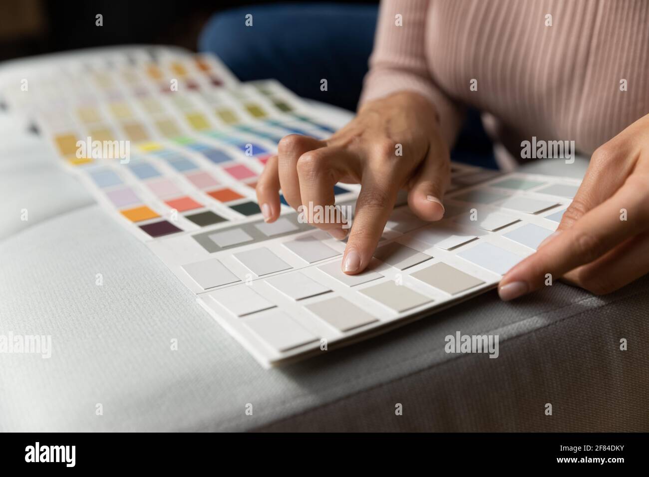 Nahaufnahme der jungen Frau Hausbesitzer wählen Innenfarbe Ton Stockfoto