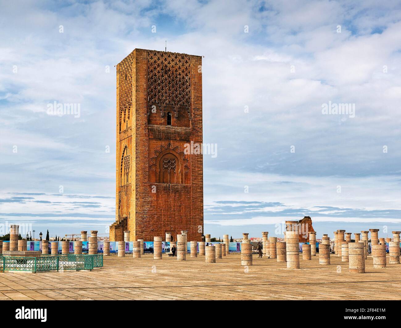 Hassan-Turm, Minarett, umgeben von den Säulen der unvollendeten Moschee, Rabat, Marokko Stockfoto
