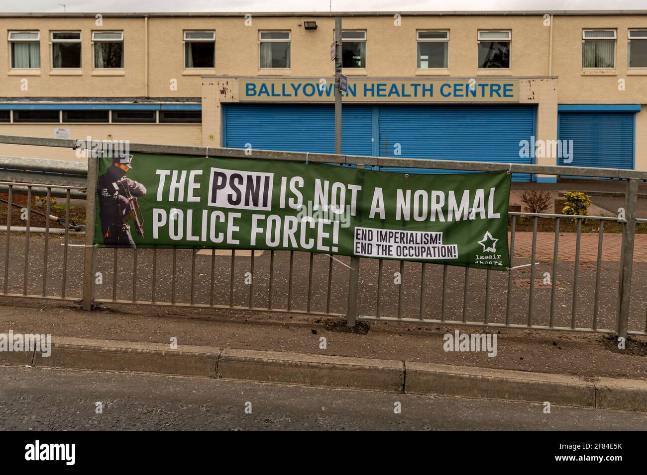 Belfast, Großbritannien. April 2021. „PSNI ist kein normales Polizeibanner“, das an Geländern in West-Belfast angebracht ist. Quelle: Bonzo/Alamy Live News Stockfoto