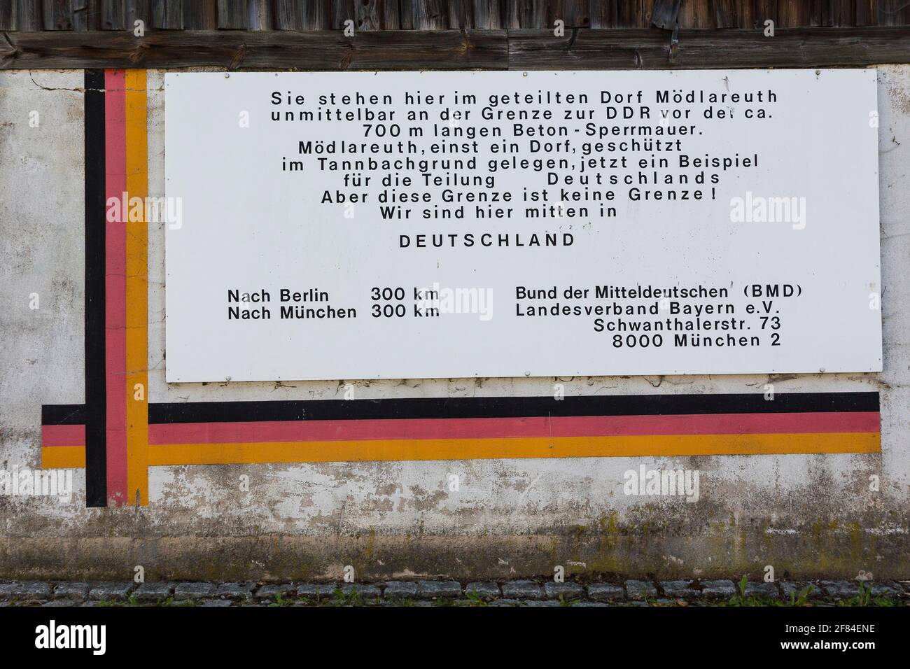 Historisches Zeichen an der ehemaligen innerdeutschen Grenze in Mödlareuth, Bayern, Deutschland Stockfoto