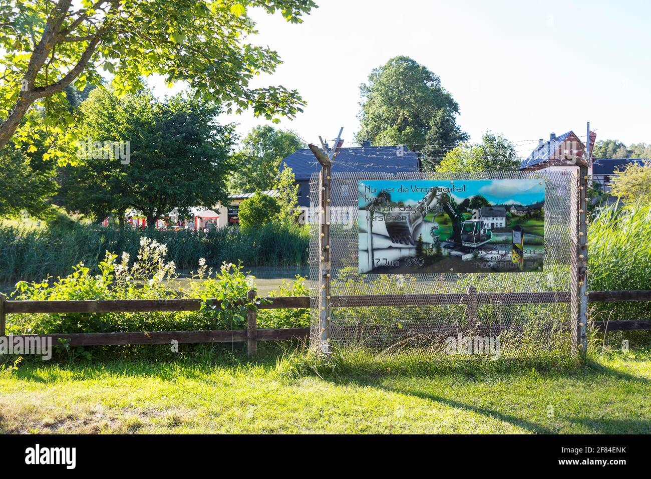 Gedenktafel an der ehemaligen innerdeutschen Grenze in Mödlareuth, hier Ansicht aus dem ehemaligen Westen, Bayern, Deutschland Stockfoto