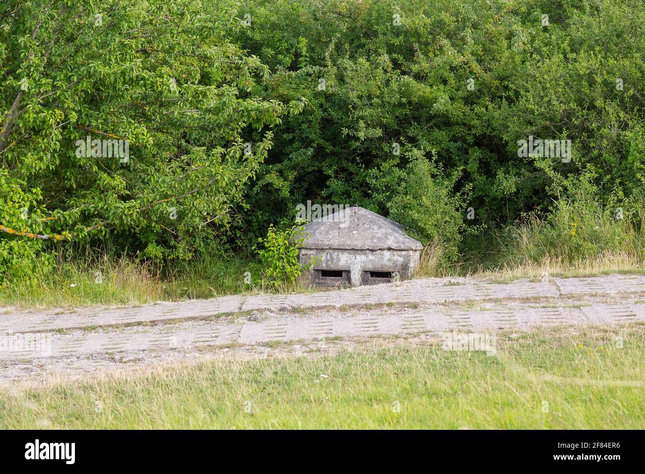 Ehemalige DDR-Grenzbefestigung an der innerdeutschen Grenze, Kolonnenweg und Beobachtungspunker, Point Alpha, Hessen, Thüringen, Deutschland Stockfoto