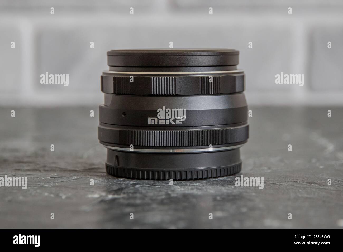 Russland, Krasnodar - 2. April 2021: Chinesisches Meike-25-mm-Objektiv mit 1.8 Blendenöffnungen Stockfoto