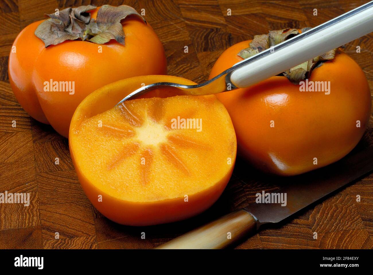 Persimmon, Früchte, Japanischer Persimmon (Diospyros kaki) , (Ebenaceae) Löffel Stockfoto