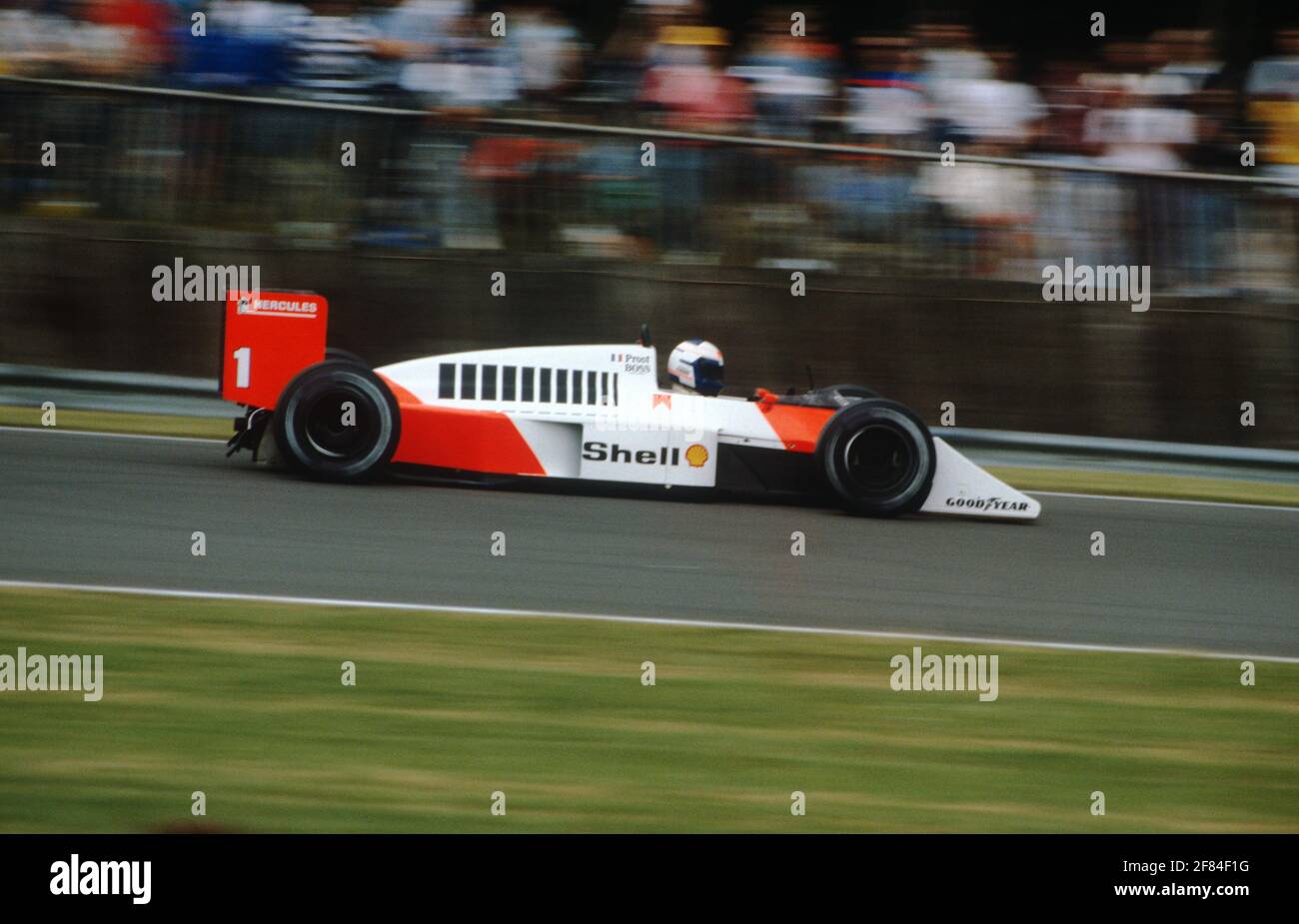 Alain Prost im McLaren MP4-3 während des Qualifyings für den Grand Prix von Großbritannien 1987 in Silverstone. Stockfoto