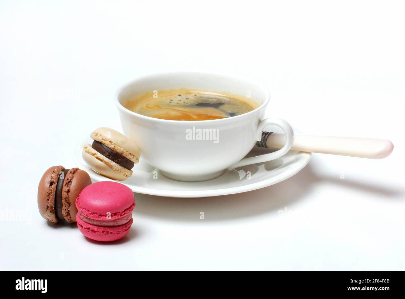 Tasse Kaffee und Konditorei Luxemburgerli, Macaron, Spezialität der Confiserie Spruengli Stockfoto