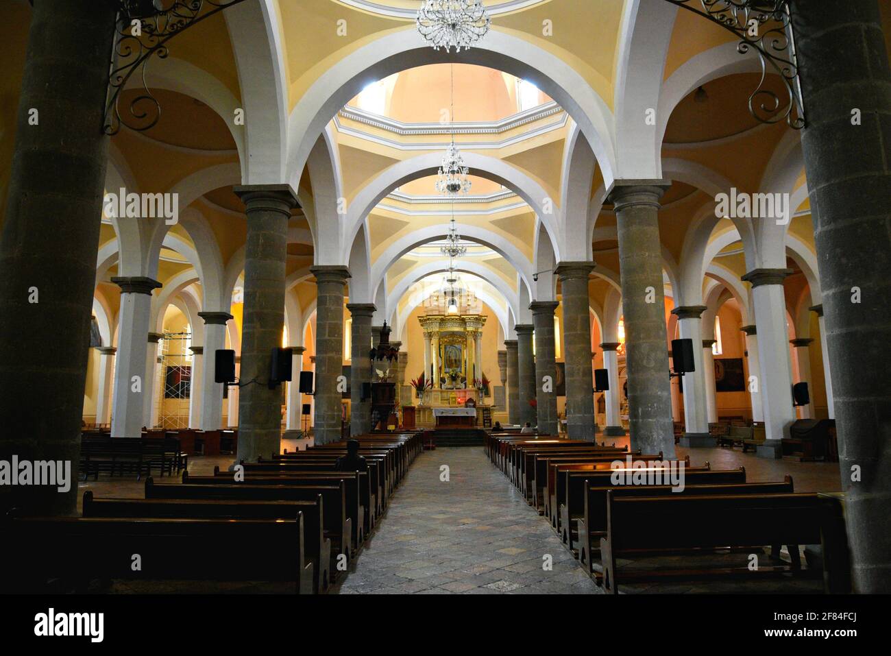 Szenische Innenansicht der barocken Capilla Real mit der gewölbten Kuppeldecke in Cholula, Puebla Mexiko. Stockfoto