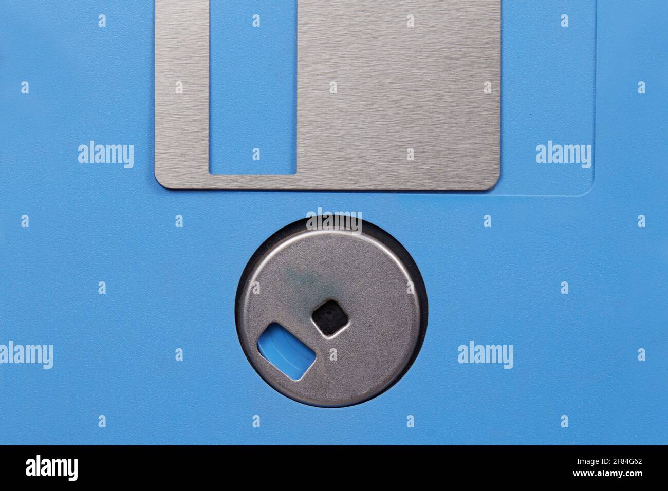 Detailansicht der blauen Diskette. Symbolkonzept speichern. Stockfoto