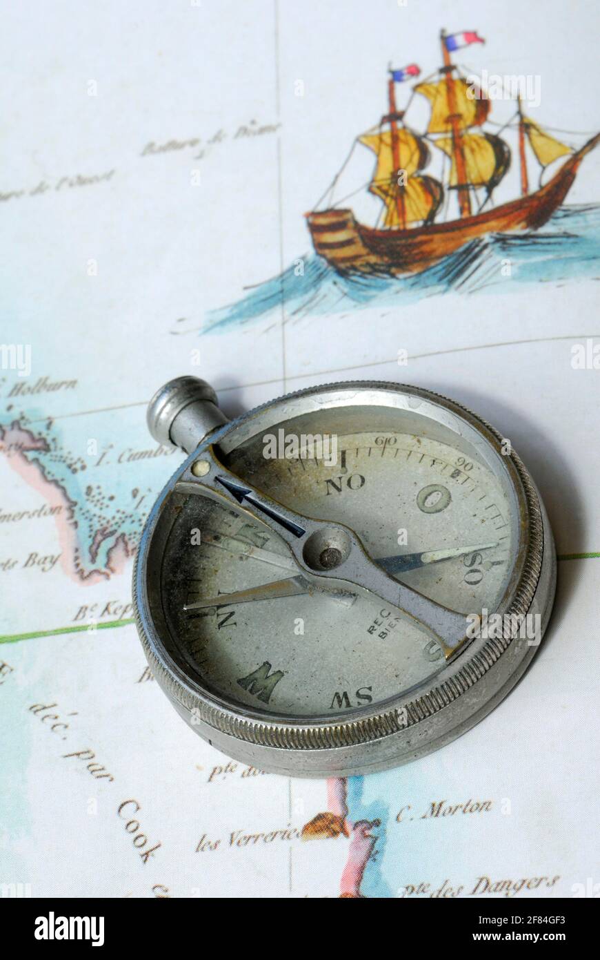 Alter Kompass auf der Karte, Orientierung, Entdeckung, Entdecker Stockfoto