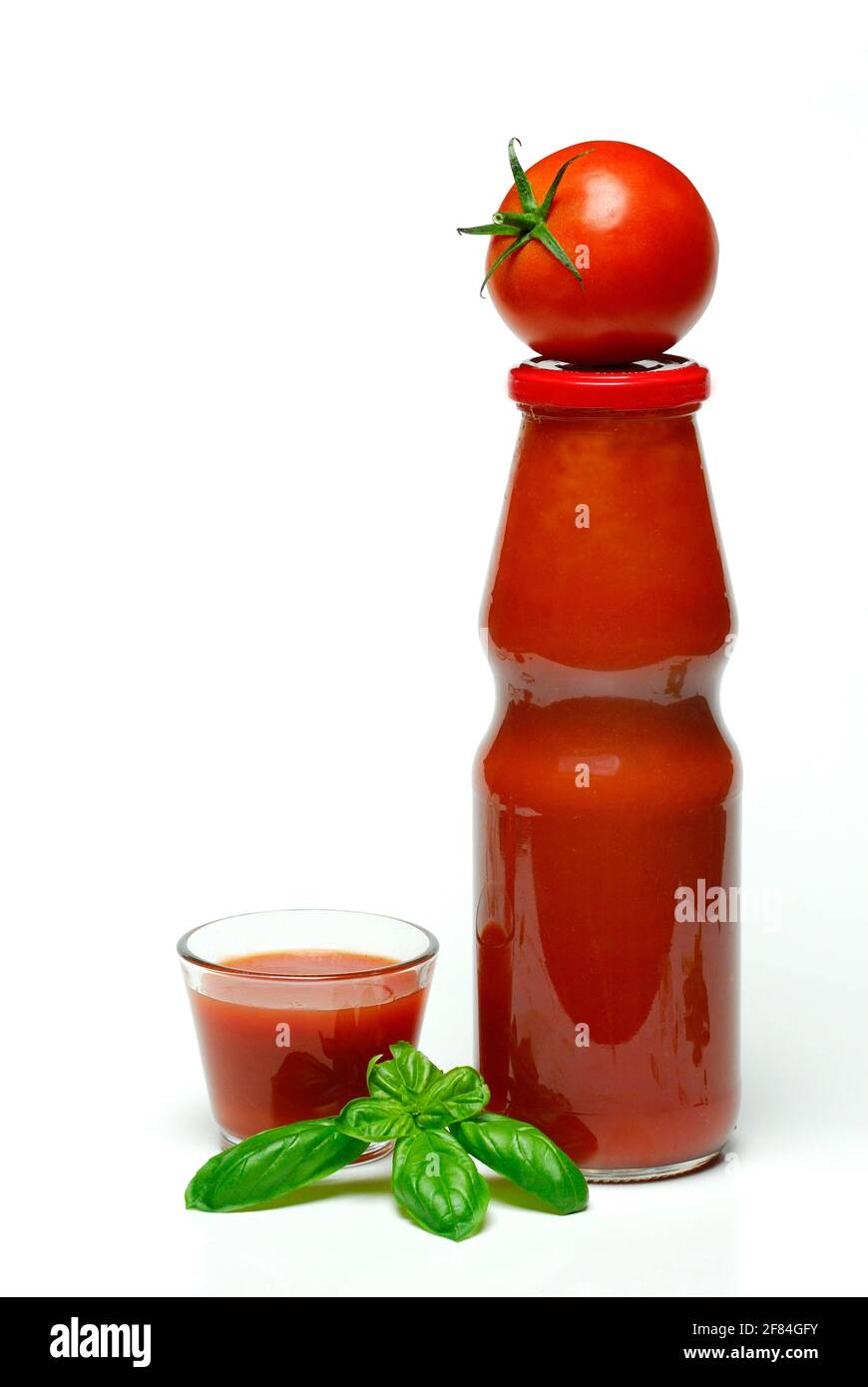 Tomatensaft, Flasche und Glas, Tomate, Basilikum Stockfoto