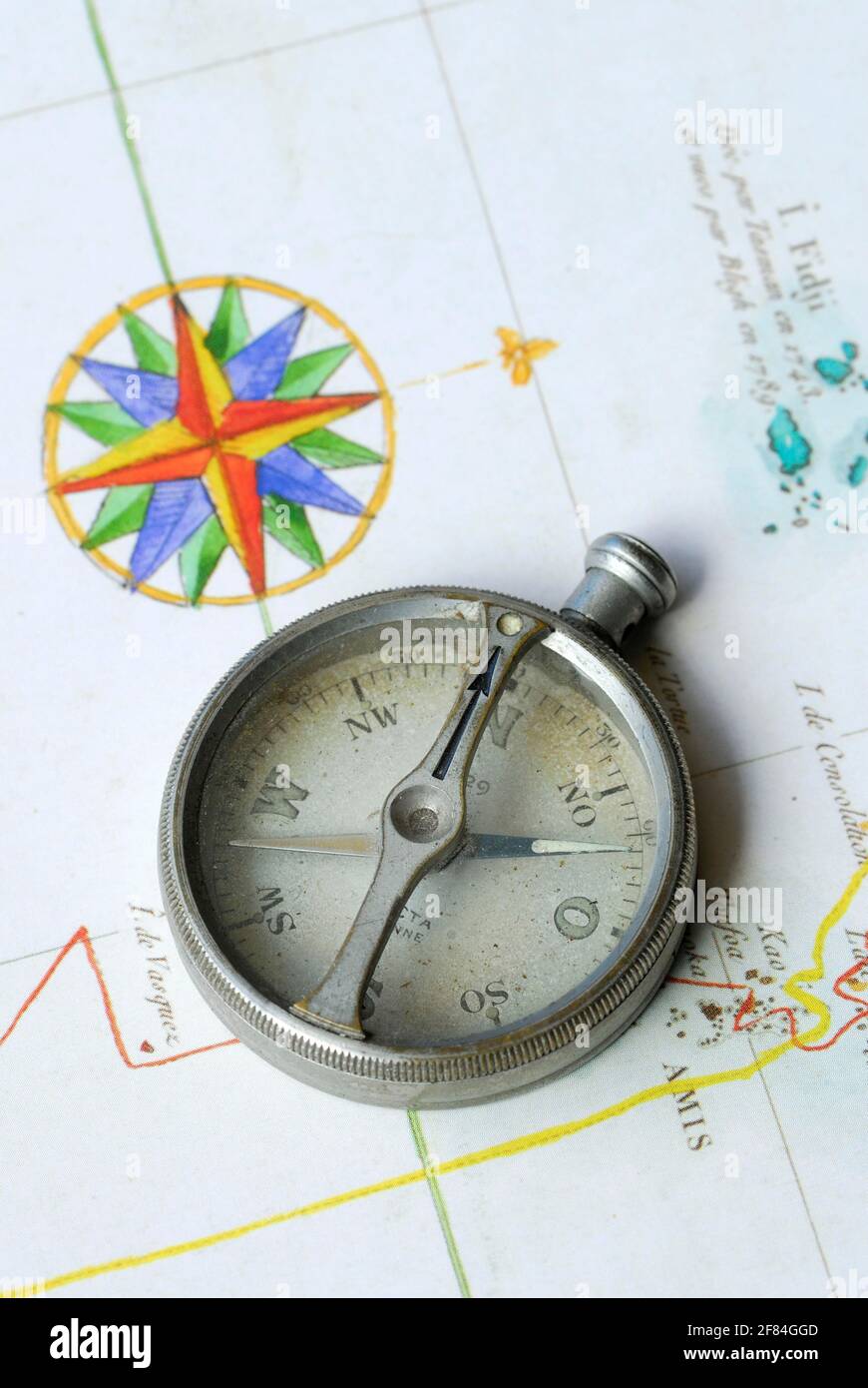 Alter Kompass auf der Karte, Orientierung, Entdeckung, Entdecker Stockfoto