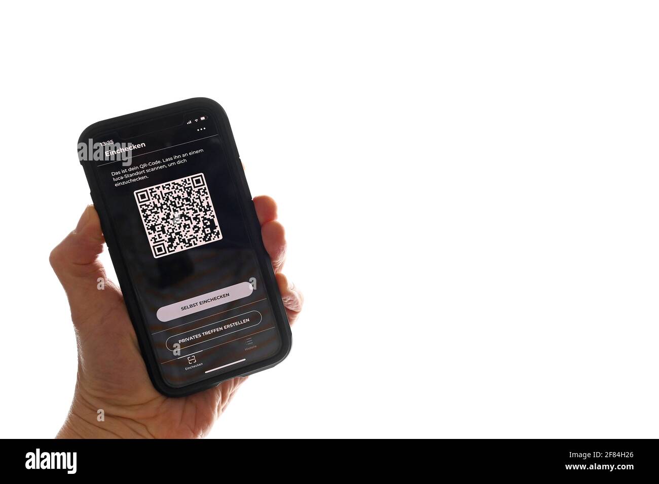 Hand hält Smartphone mit Luca-App mit QR-Code vor dem Fenster, Corona-Krise, Deutschland Stockfoto