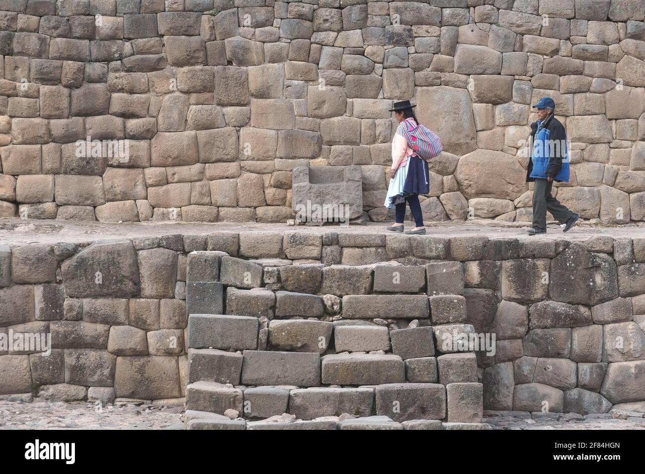 Altes indigenes Paar, das auf den Ruinen des Inka-Tempels der Sonne, Vilcashuaman, Region Ayacucho, Peru, spazieren geht Stockfoto