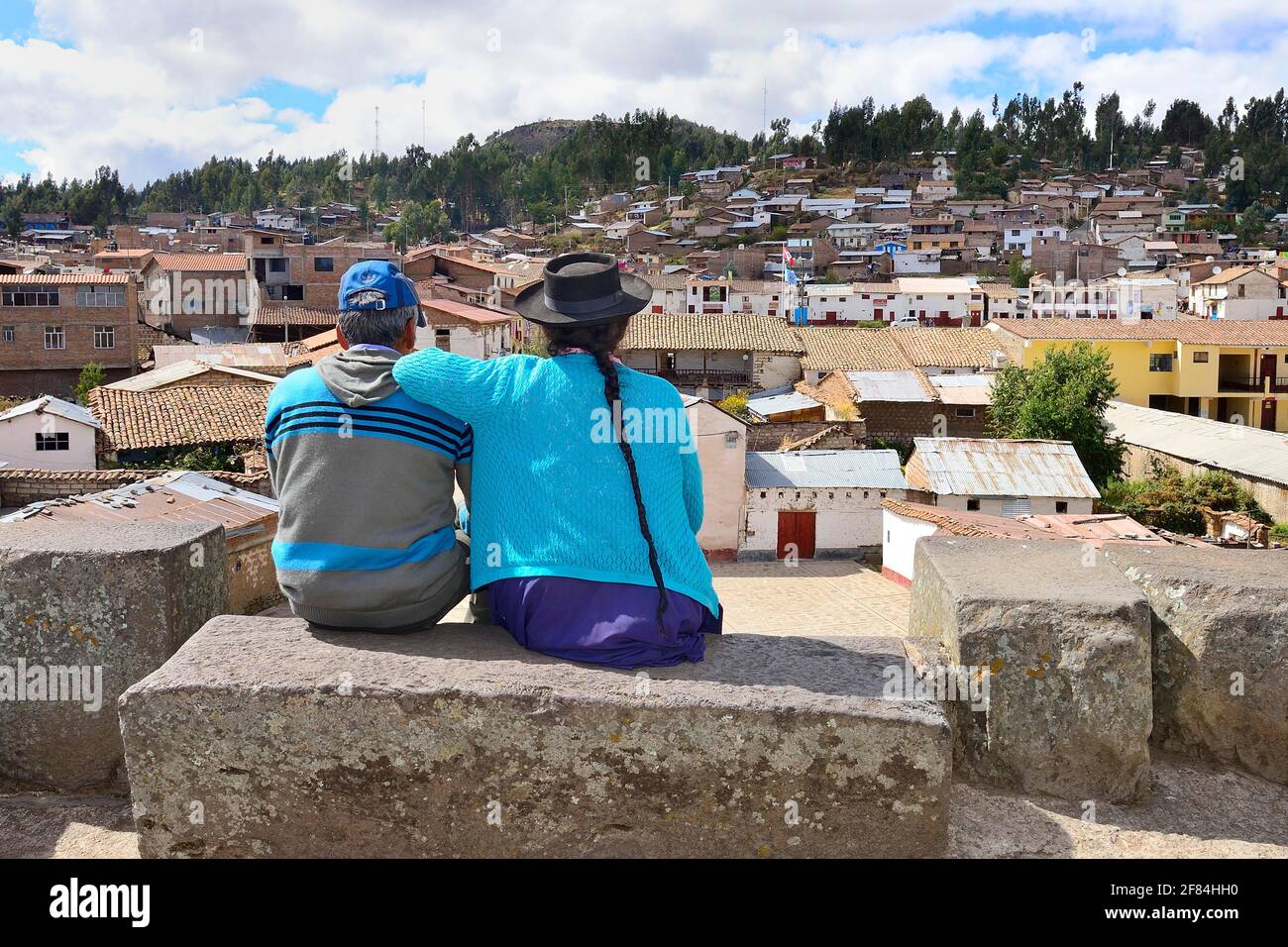 Altes indigenes Paar, das von den Inka-Ruinen, Vilcashuaman, Region Ayacucho, Peru, herabblickt Stockfoto