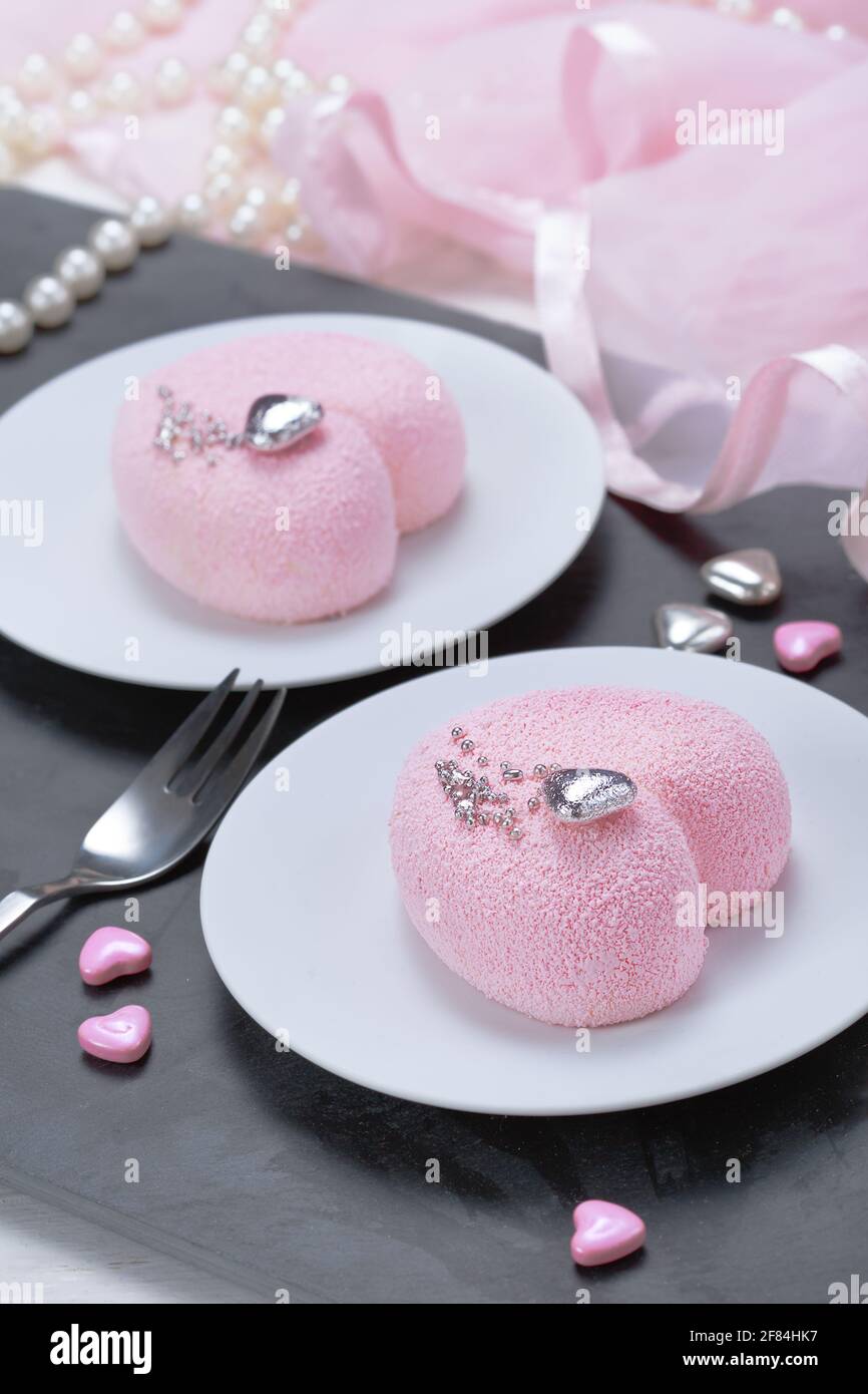 Kleine rosa Mousse Kuchen in Form eines Herzens . Valentinstag Stockfoto