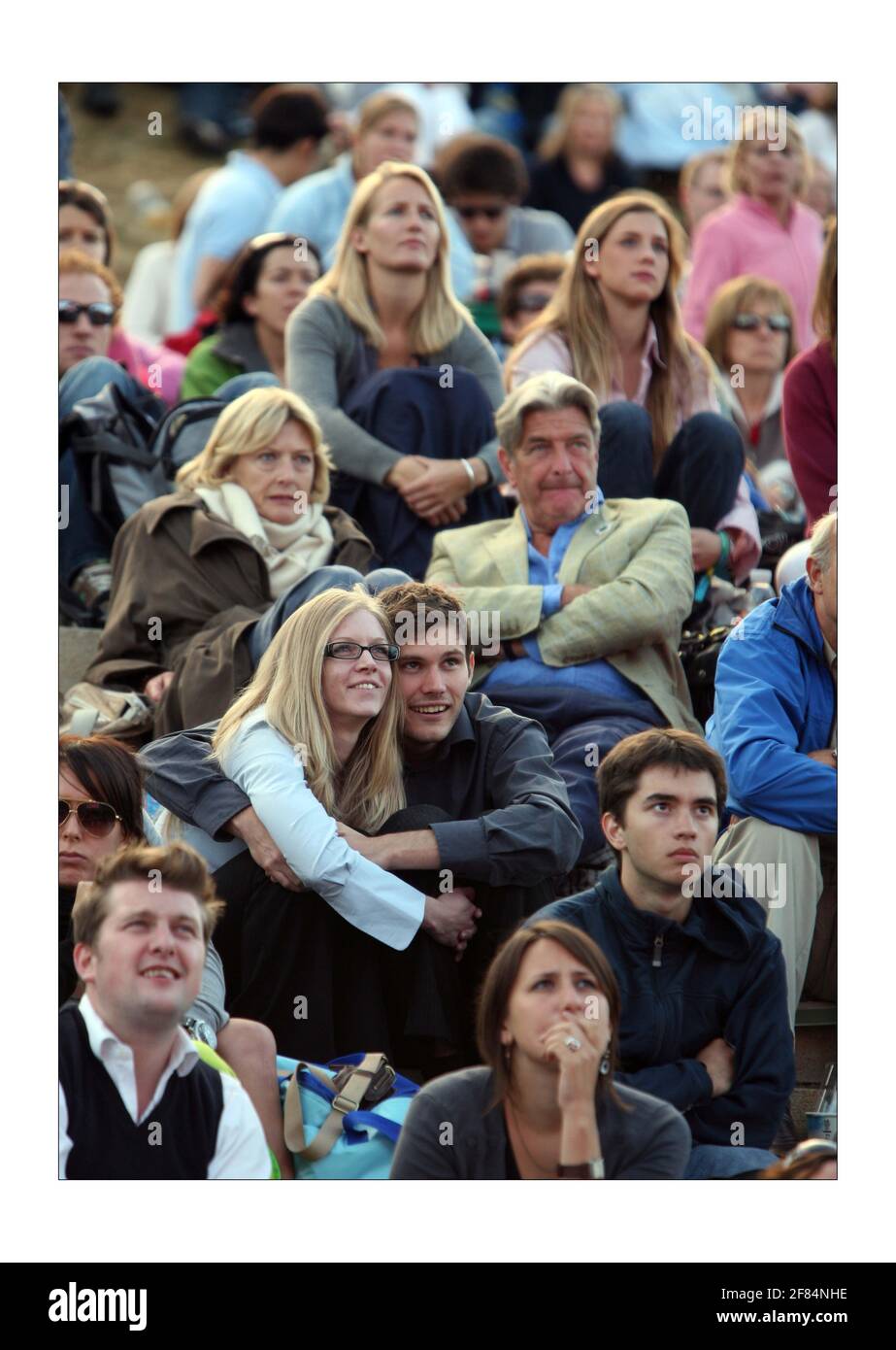 Wimbledon 2008... auf Murray Mound während des Andy Murray vs Nadal Matchphotographs von David Sandison The Independent Stockfoto