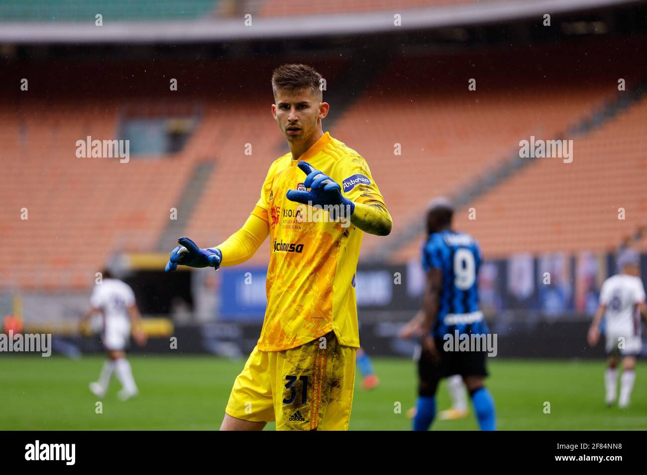 Mailand, Italien. April 2021. Guglielmo Vicario (Cagliari Calcio) bittet um den Ball während Inter - FC Internazionale gegen Cagliari Calcio, Italienische Fußballserie EIN Spiel in Mailand, Italien, April 11 2021 Kredit: Unabhängige Fotoagentur/Alamy Live News Stockfoto