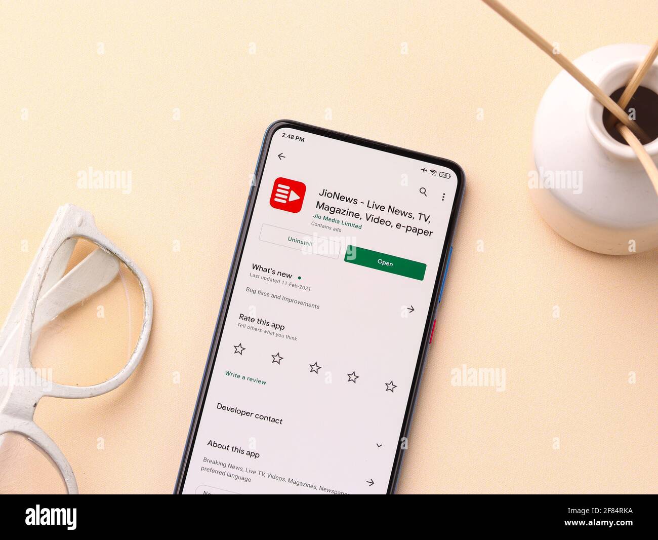Assam, indien - 10. April 2021 : Jio News-Logo auf Telefonbildschirm Stock Bild. Stockfoto