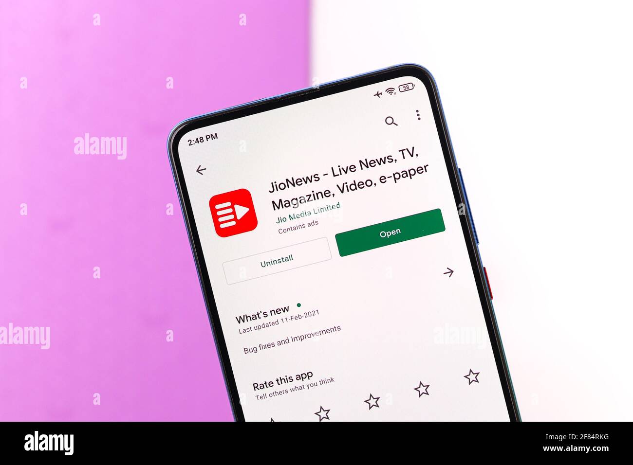 Assam, indien - 10. April 2021 : Jio News-Logo auf Telefonbildschirm Stock Bild. Stockfoto