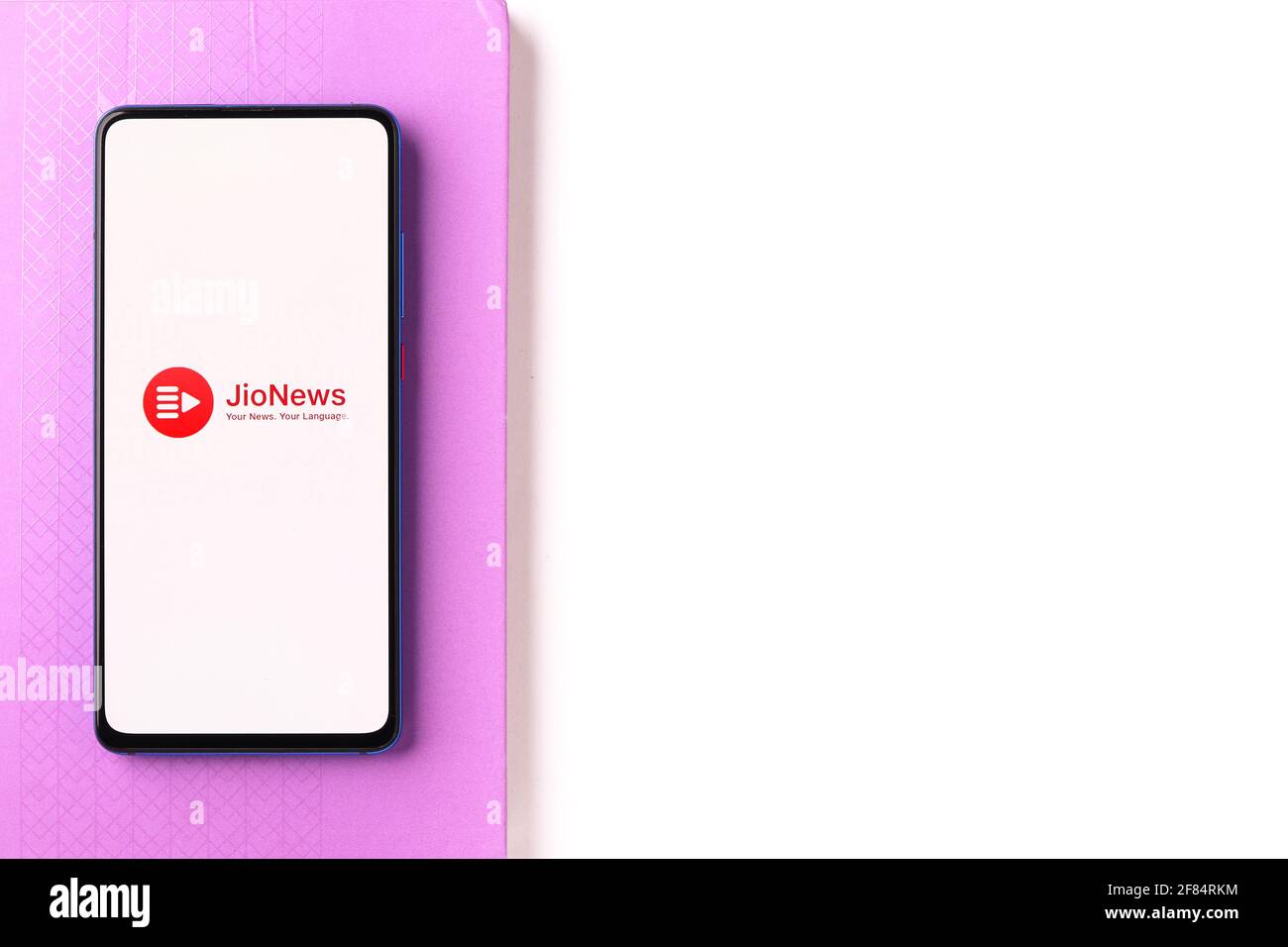 Assam, indien - 10. April 2021 : Jio News-Logo auf Telefonbildschirm Stock Bild. Stockfoto