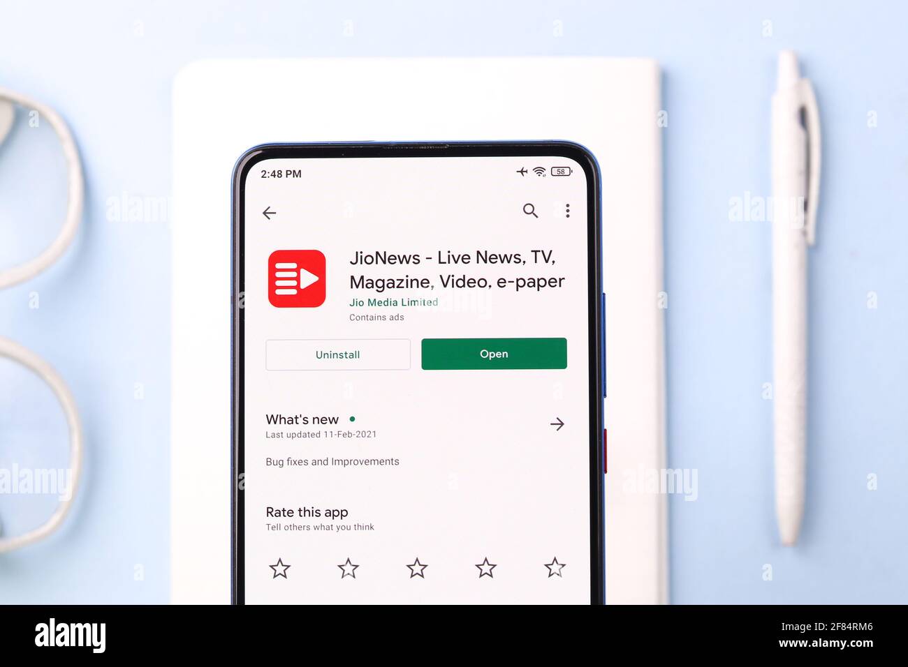 Assam, indien - 10. April 2021 : Jio News-Logo auf Telefonbildschirm Stock Bild. Stockfoto