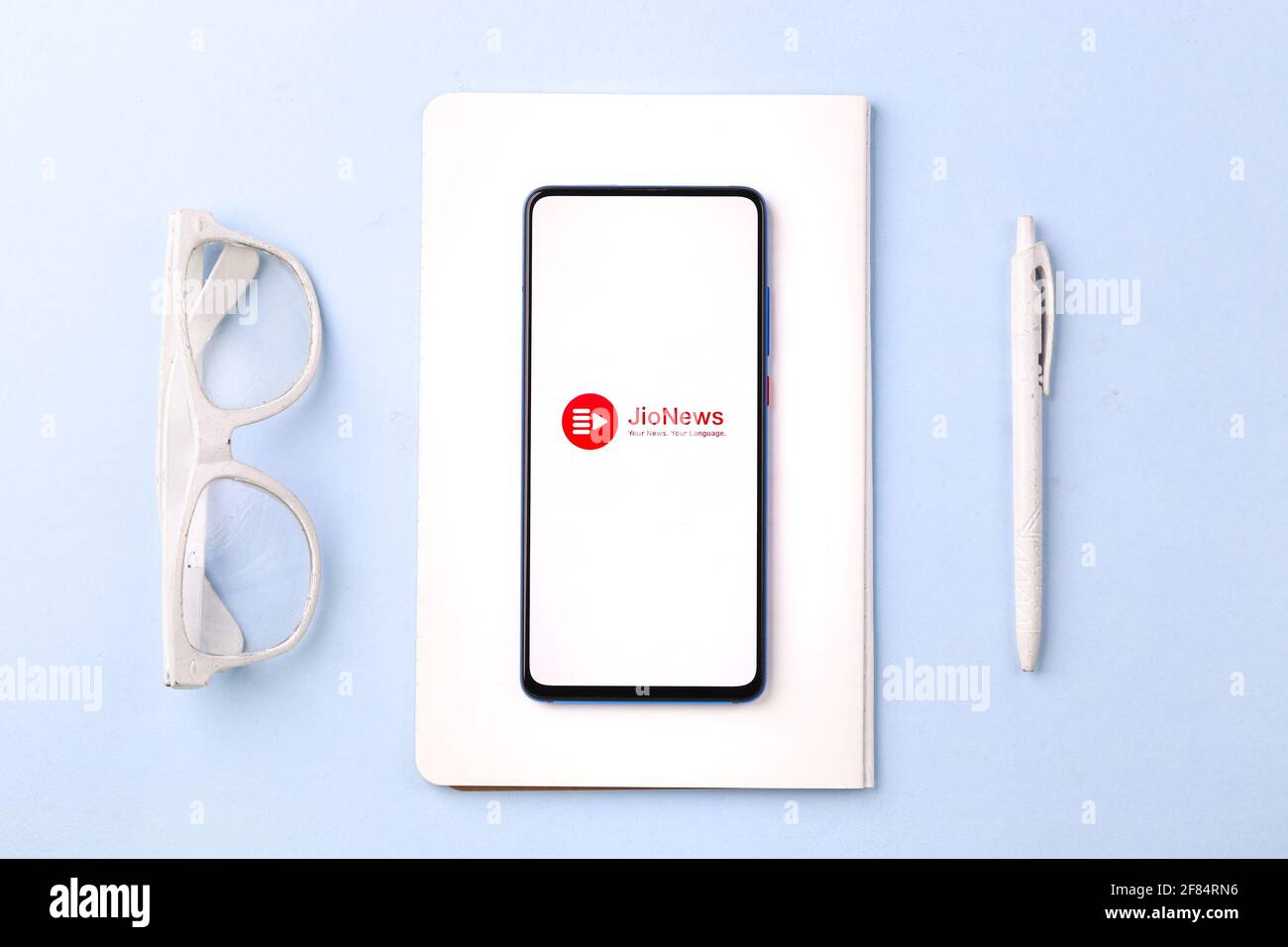 Assam, indien - 10. April 2021 : Jio News-Logo auf Telefonbildschirm Stock Bild. Stockfoto