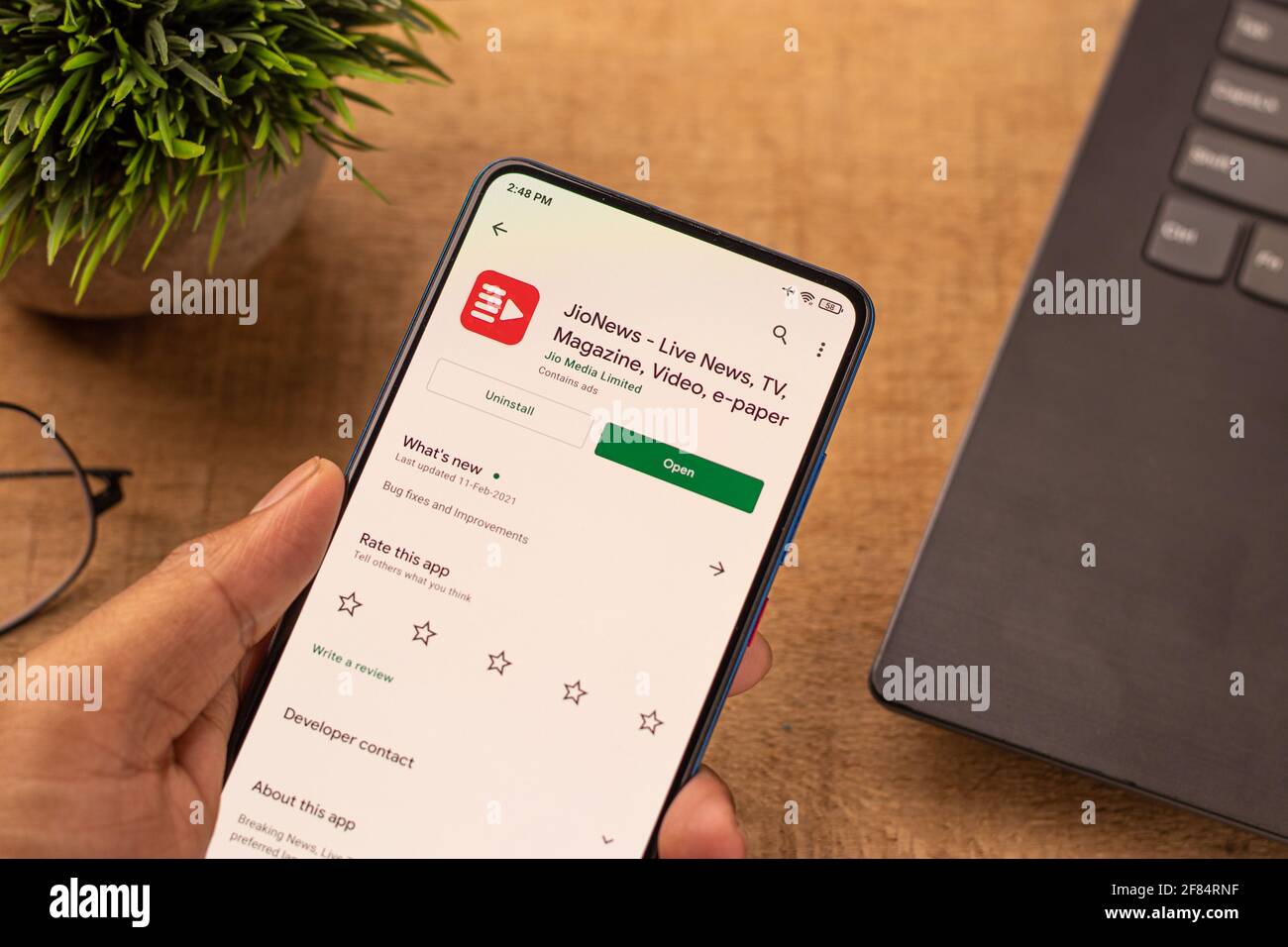 Assam, indien - 10. April 2021 : Jio News-Logo auf Telefonbildschirm Stock Bild. Stockfoto