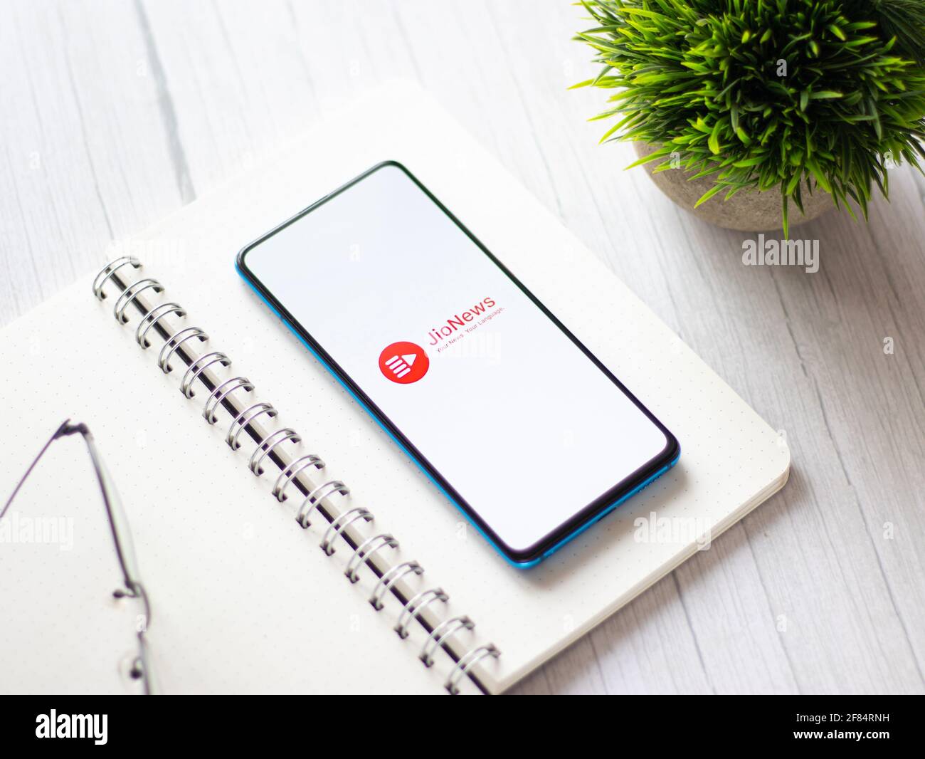 Assam, indien - 10. April 2021 : Jio News-Logo auf Telefonbildschirm Stock Bild. Stockfoto