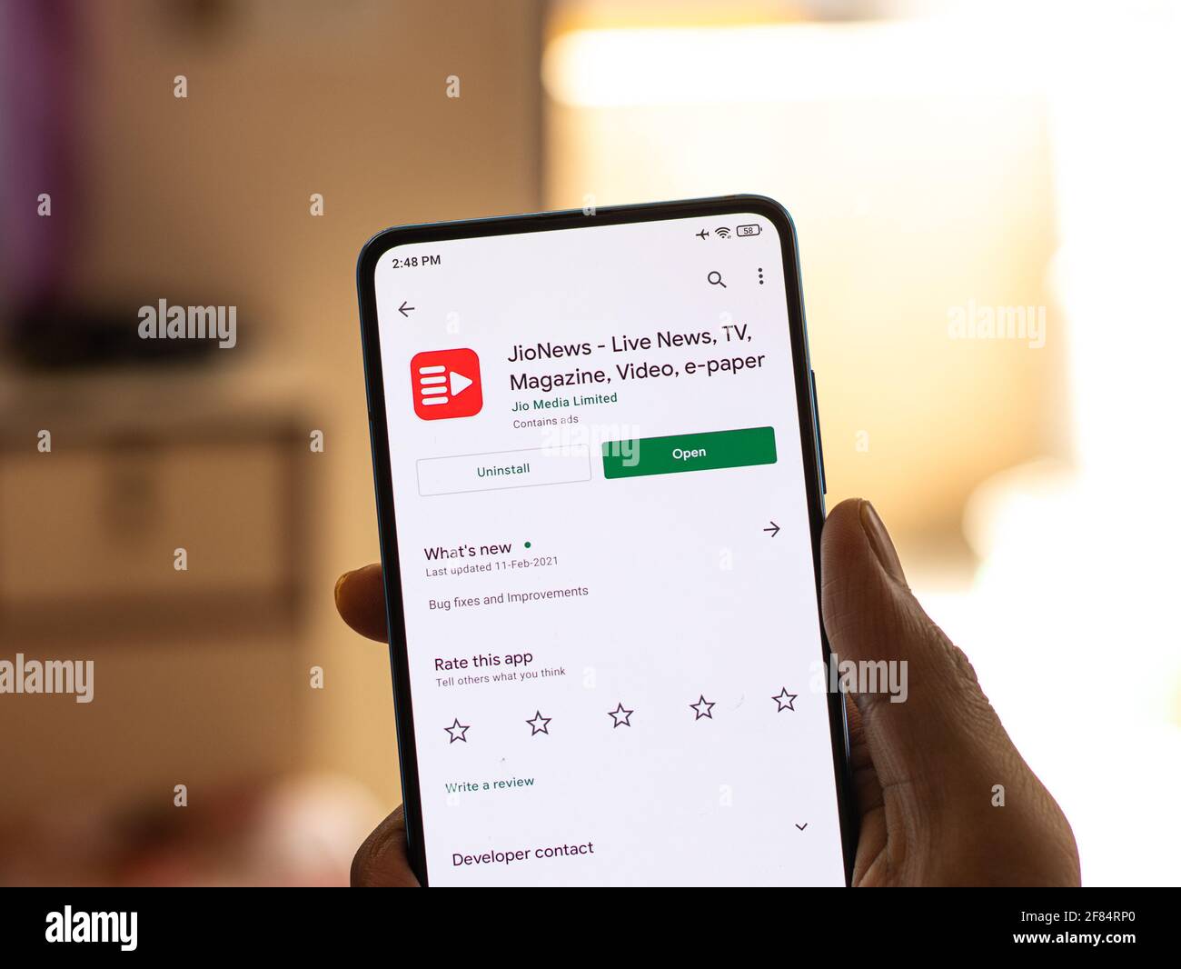 Assam, indien - 10. April 2021 : Jio News-Logo auf Telefonbildschirm Stock Bild. Stockfoto