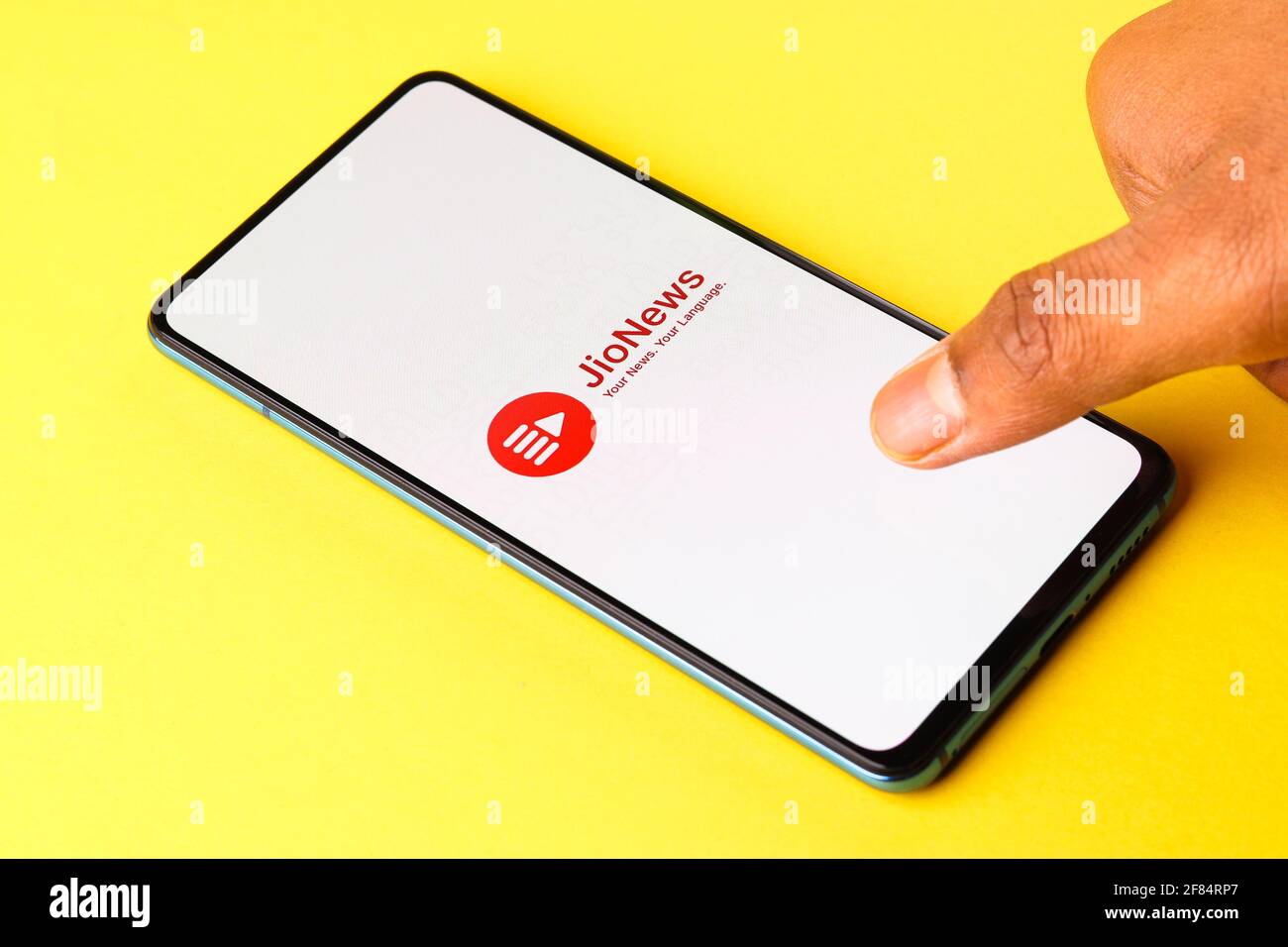 Assam, indien - 10. April 2021 : Jio News-Logo auf Telefonbildschirm Stock Bild. Stockfoto