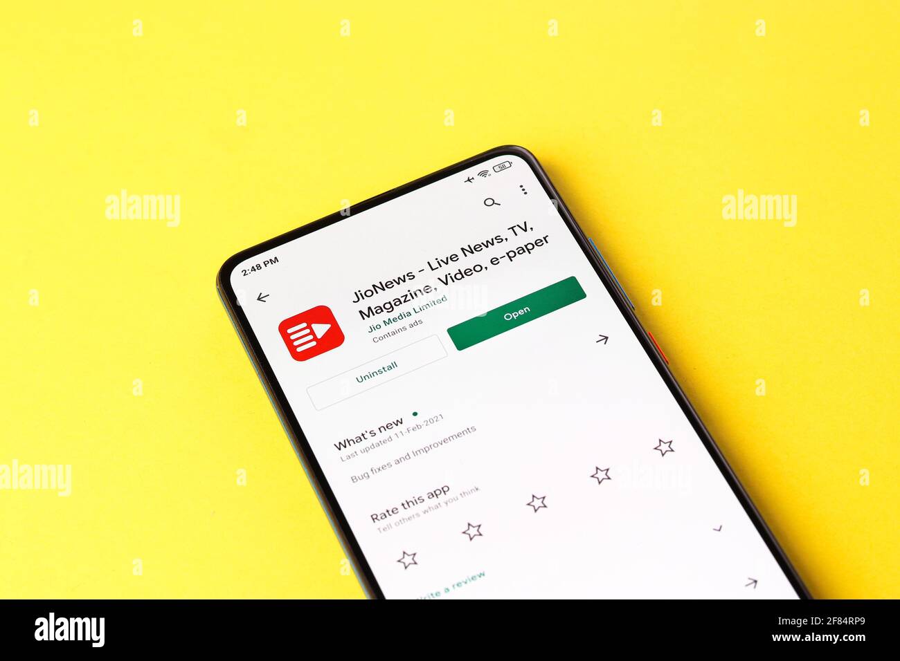 Assam, indien - 10. April 2021 : Jio News-Logo auf Telefonbildschirm Stock Bild. Stockfoto