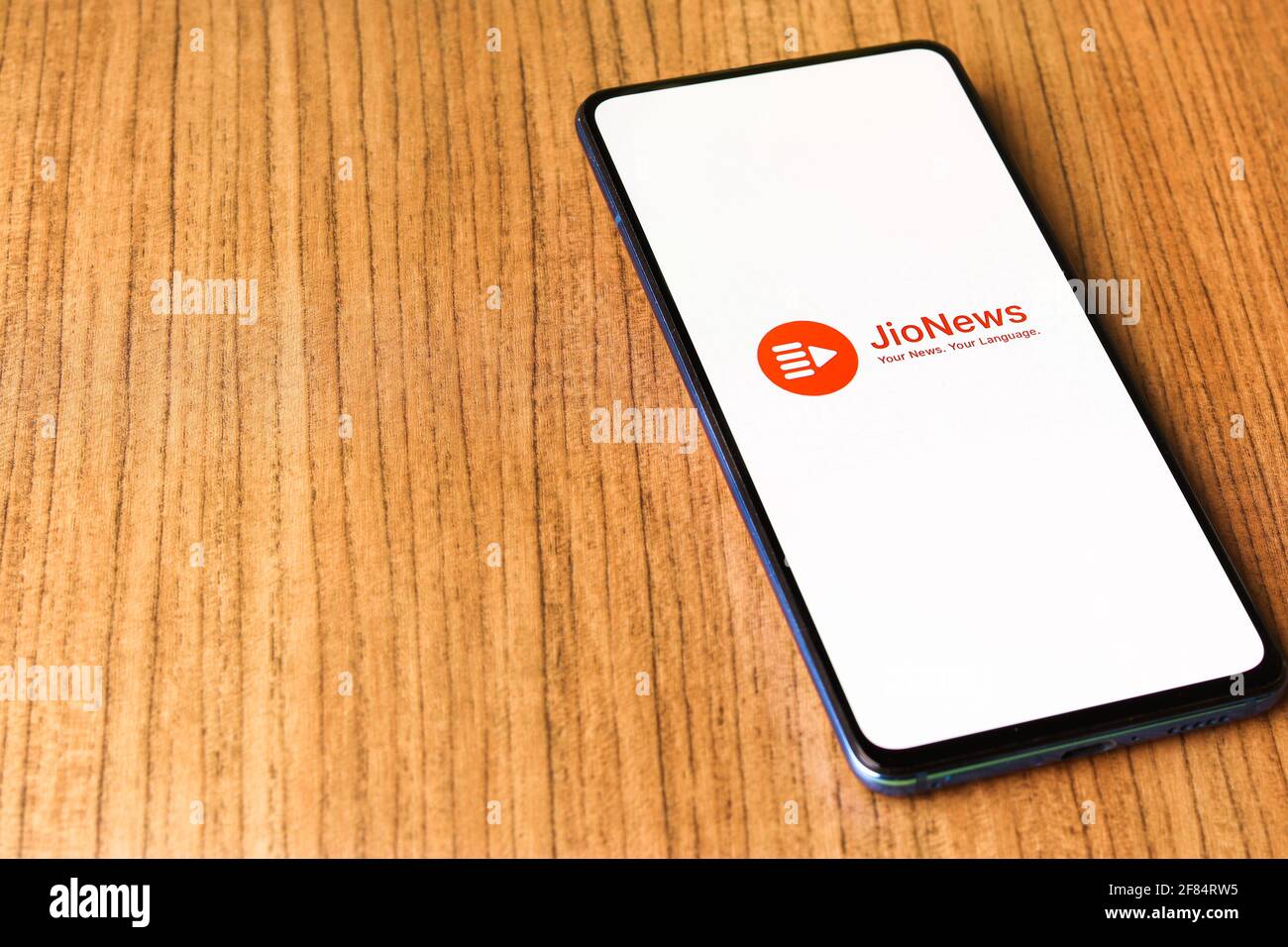 Assam, indien - 10. April 2021 : Jio News-Logo auf Telefonbildschirm Stock Bild. Stockfoto