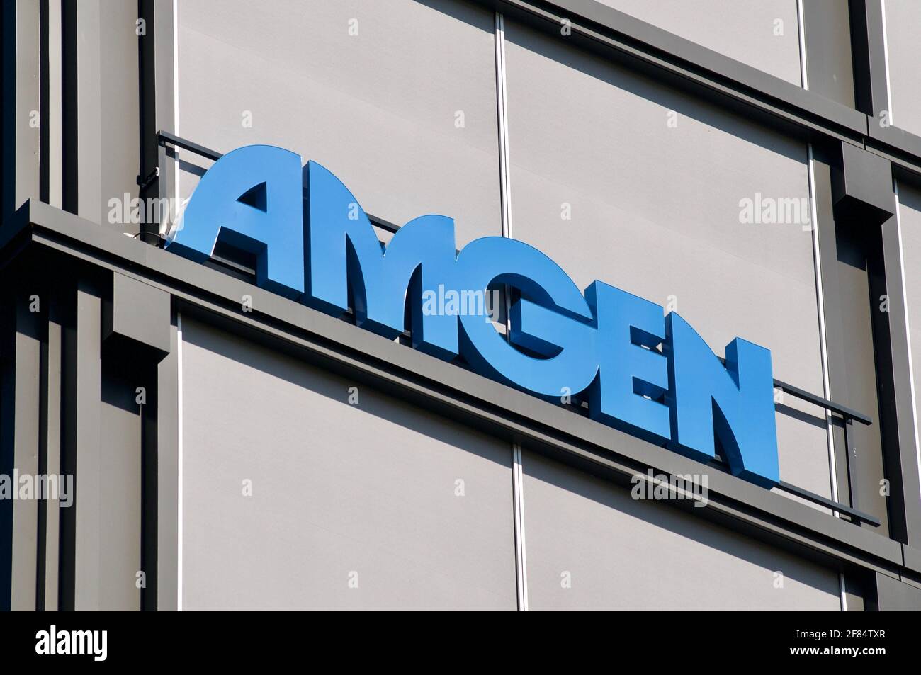 Rotkreuz, Zug, Schweiz - 28. März 2021 : Amgen-Logo am Bürogebäude in Rotkreuz, Schweiz. Amgen ist ein amerikanischer Multis Stockfoto