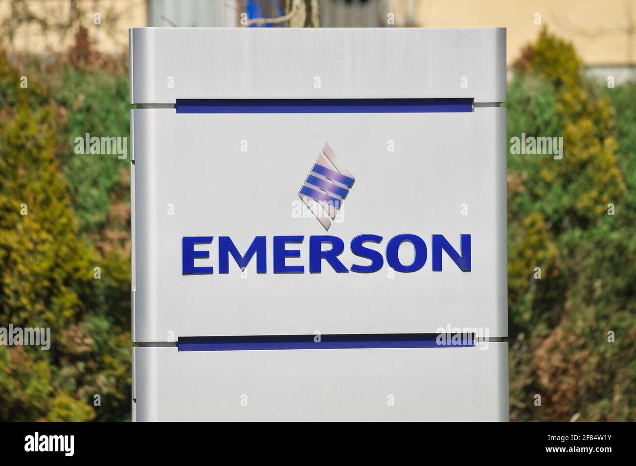 Baar, Zug, Schweiz - 28. März 2021 : Firmenzeichen der Emerson Electric Co. In Baar, Schweiz. Emerson ist ein US-amerikanischer multinationaler Konzern Stockfoto