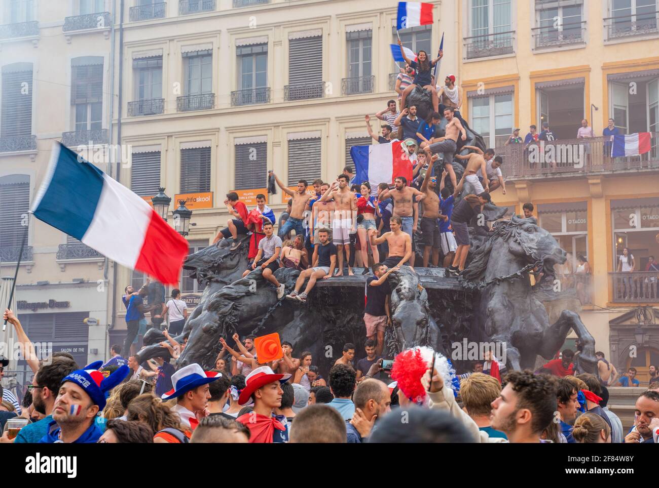Demonstration französischer Anhänger nach dem endgültigen Sieg der französischen Fußballmannschaft bei der Weltmeisterschaft 2018 in Russland, 2018. Juli, Lyon, Frankreich Stockfoto