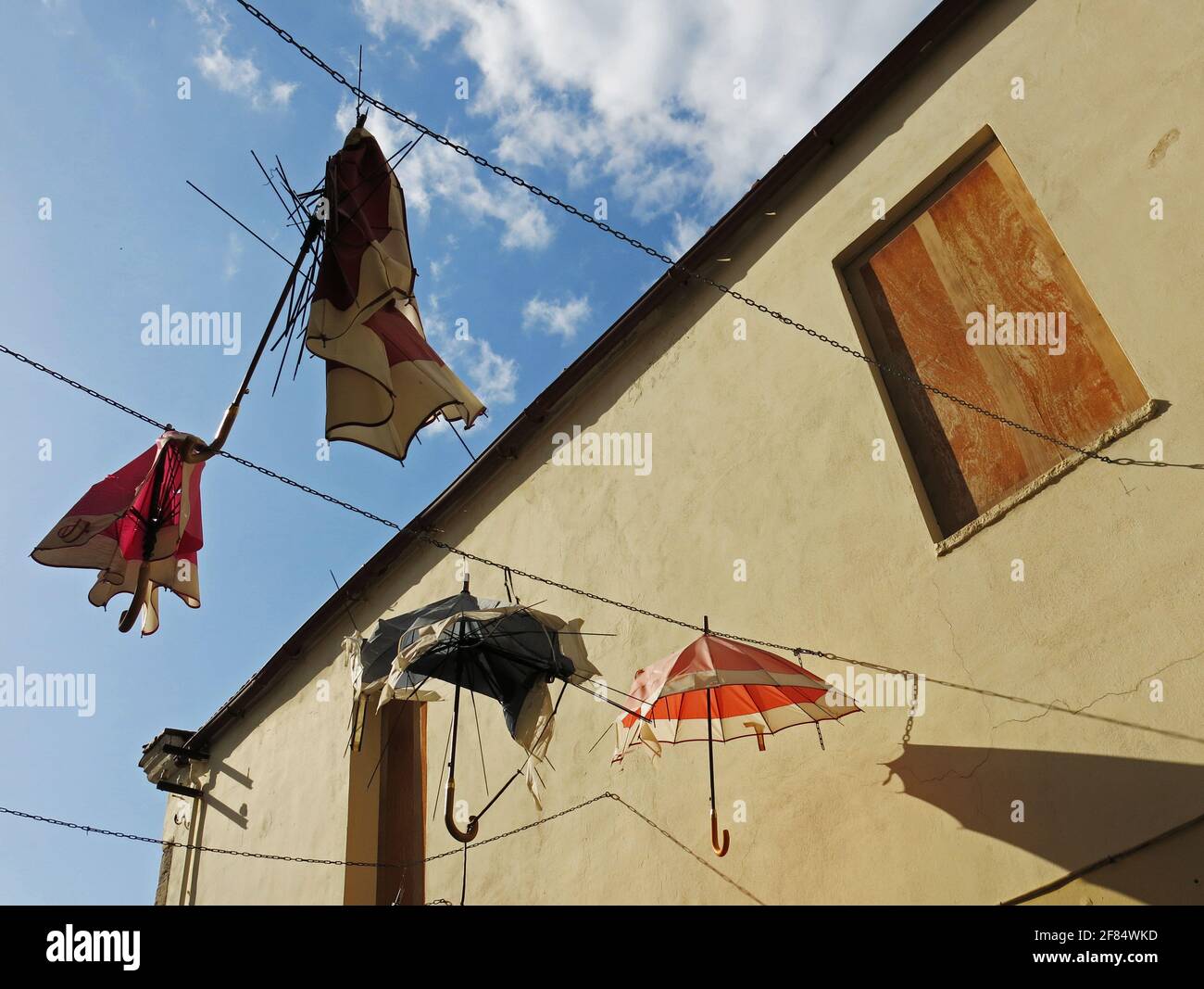 Regenschirme, die den Hauptmarkt in Heraklion, Kreta, schmücken, wurden nach einem extrem windigen Tag zerstört. Konzept: Extreme Wetterbedingungen. Stockfoto