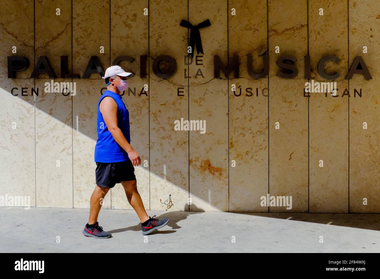 Schwarzer Bogen auf dem bekannten geschlossenen Palacio Musica in Merida, Mexiko, trauert die Institution um den Verlust von Yucatecan Singer-Songwriter Armando Manzanero aus Covid-19 Stockfoto