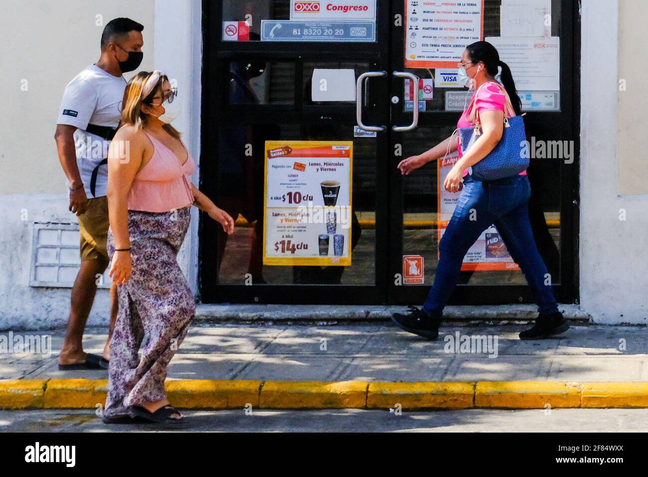 Maskierte Menschen gehen in der Innenstadt von Merida Mexiko/Covid-19 Pandemie Stockfoto