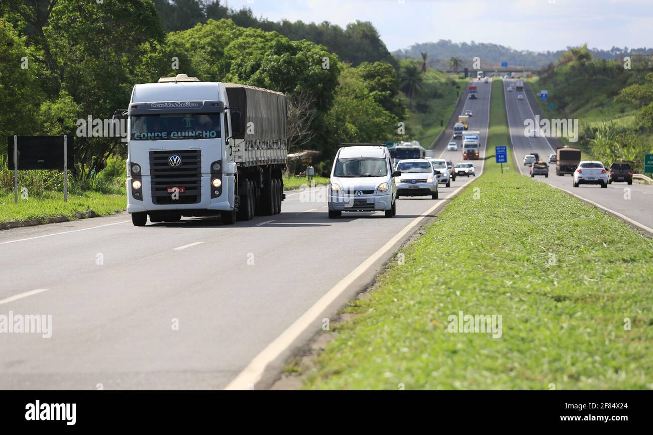 simoes filho, bahia / brasilien - 24. März 2017: Bewegung von Lastkraftwagen und Automobilen auf der Bundesstraße BR 324 in der Gemeinde Simoe Stockfoto